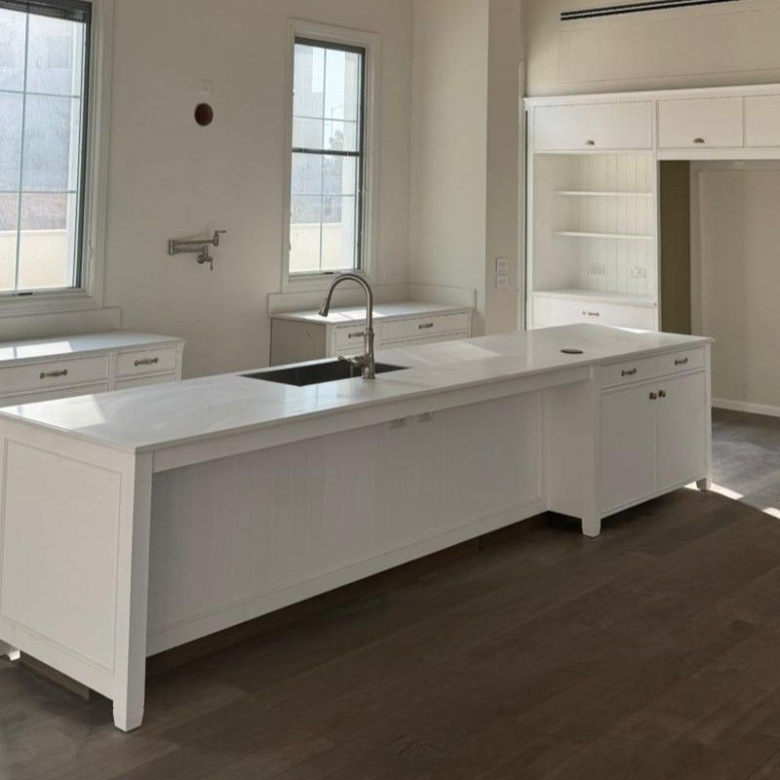 וילה מרהיבה וחדשה למכירה ברחוב הנופר באבן יהודה. 340 מ"ר בנוי, 5 סוויטות, מרתף מואר, בית חכם, תקרות גבוהות, גינה אנגלית, חימום תת־רצפתי והכנה לרכב חשמלי.