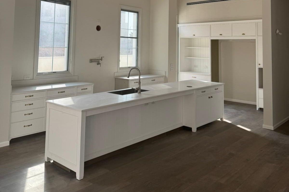 וילה מרהיבה וחדשה למכירה ברחוב הנופר באבן יהודה. 340 מ"ר בנוי, 5 סוויטות, מרתף מואר, בית חכם, תקרות גבוהות, גינה אנגלית, חימום תת־רצפתי והכנה לרכב חשמלי.