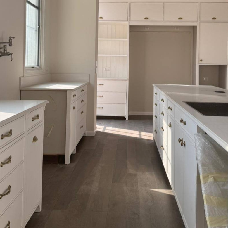 וילה מרהיבה וחדשה למכירה ברחוב הנופר באבן יהודה. 340 מ"ר בנוי, 5 סוויטות, מרתף מואר, בית חכם, תקרות גבוהות, גינה אנגלית, חימום תת־רצפתי והכנה לרכב חשמלי.