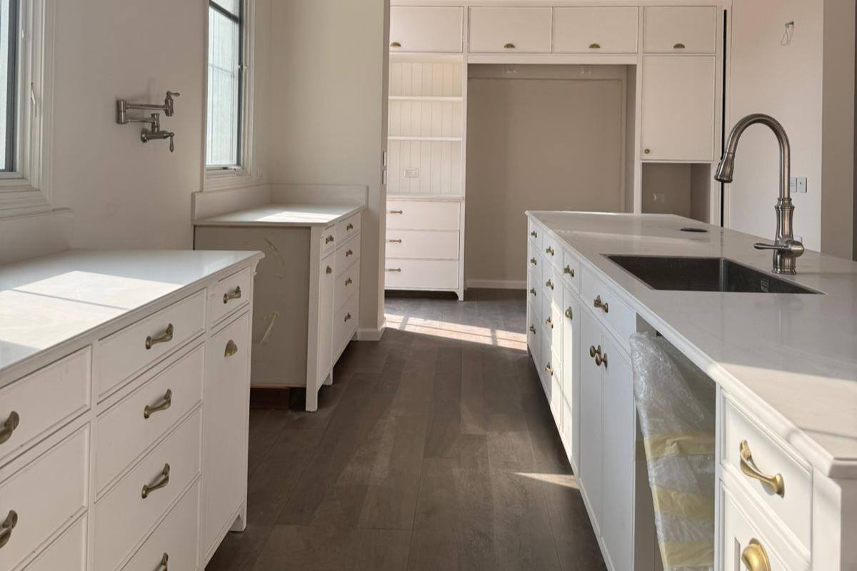 וילה מרהיבה וחדשה למכירה ברחוב הנופר באבן יהודה. 340 מ"ר בנוי, 5 סוויטות, מרתף מואר, בית חכם, תקרות גבוהות, גינה אנגלית, חימום תת־רצפתי והכנה לרכב חשמלי.