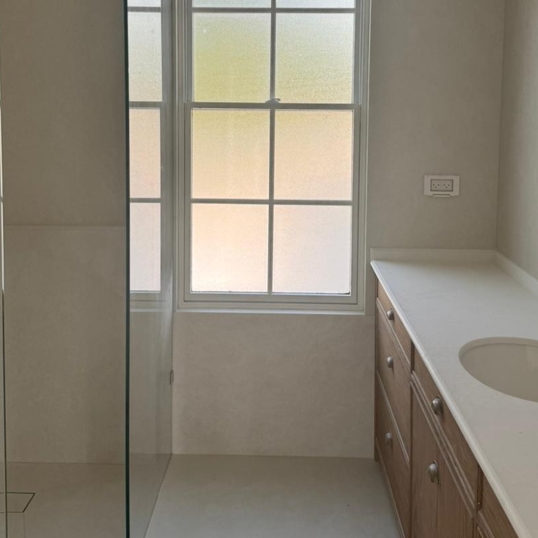 וילה מרהיבה וחדשה למכירה ברחוב הנופר באבן יהודה. 340 מ"ר בנוי, 5 סוויטות, מרתף מואר, בית חכם, תקרות גבוהות, גינה אנגלית, חימום תת־רצפתי והכנה לרכב חשמלי.