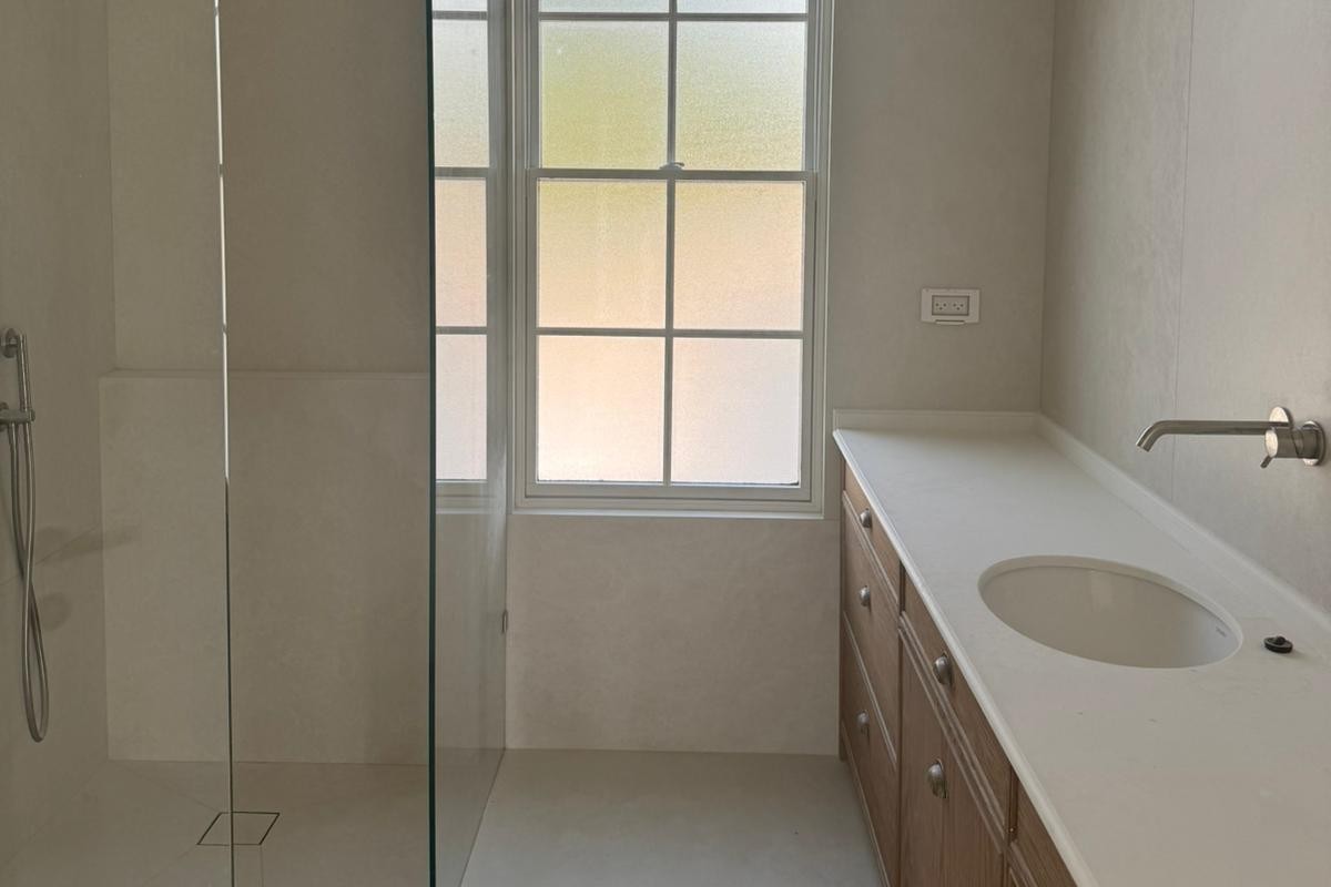 וילה מרהיבה וחדשה למכירה ברחוב הנופר באבן יהודה. 340 מ"ר בנוי, 5 סוויטות, מרתף מואר, בית חכם, תקרות גבוהות, גינה אנגלית, חימום תת־רצפתי והכנה לרכב חשמלי.