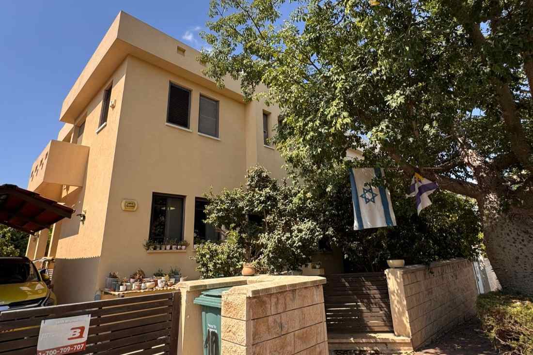 למכירה ברחוב האגס באבן יהודה: דו־משפחתי במיקום המבוקש ביותר. 260 מ"ר בנוי על מגרש 345 מ"ר, מרתף עם כניסה נפרדת, 3 חדרי ילדים גדולים, סוויטת הורים וחצר ענקית.