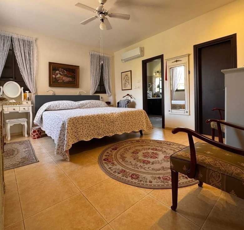 למכירה ברחוב האגס באבן יהודה: דו־משפחתי במיקום המבוקש ביותר. 260 מ"ר בנוי על מגרש 345 מ"ר, מרתף עם כניסה נפרדת, 3 חדרי ילדים גדולים, סוויטת הורים וחצר ענקית.