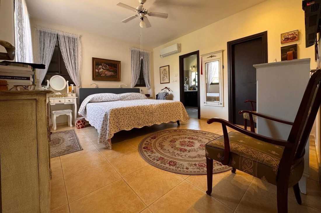 למכירה ברחוב האגס באבן יהודה: דו־משפחתי במיקום המבוקש ביותר. 260 מ"ר בנוי על מגרש 345 מ"ר, מרתף עם כניסה נפרדת, 3 חדרי ילדים גדולים, סוויטת הורים וחצר ענקית.