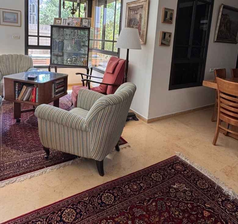 למכירה ברחוב האגס באבן יהודה: דו־משפחתי במיקום המבוקש ביותר. 260 מ"ר בנוי על מגרש 345 מ"ר, מרתף עם כניסה נפרדת, 3 חדרי ילדים גדולים, סוויטת הורים וחצר ענקית.