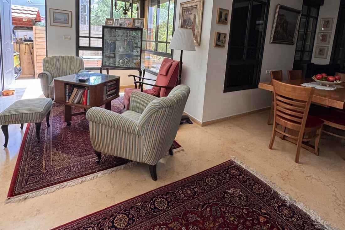 למכירה ברחוב האגס באבן יהודה: דו־משפחתי במיקום המבוקש ביותר. 260 מ"ר בנוי על מגרש 345 מ"ר, מרתף עם כניסה נפרדת, 3 חדרי ילדים גדולים, סוויטת הורים וחצר ענקית.