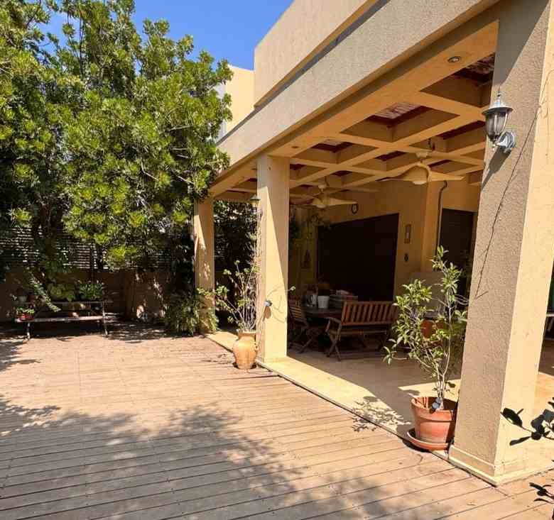 למכירה ברחוב האגס באבן יהודה: דו־משפחתי במיקום המבוקש ביותר. 260 מ"ר בנוי על מגרש 345 מ"ר, מרתף עם כניסה נפרדת, 3 חדרי ילדים גדולים, סוויטת הורים וחצר ענקית.