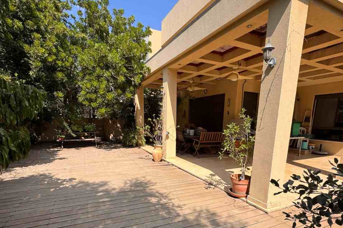 למכירה ברחוב האגס באבן יהודה: דו־משפחתי במיקום המבוקש ביותר. 260 מ"ר בנוי על מגרש 345 מ"ר, מרתף עם כניסה נפרדת, 3 חדרי ילדים גדולים, סוויטת הורים וחצר ענקית.