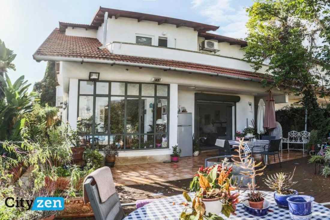 דו משפחתי שמור במרכז אבן יהודה. מגרש 450 מ"ר, בנוי 220 מ"ר, 6 חדרים, מקלט, מטבח משופץ, שלושה מפלסים וגינות קדמית ואחורית.