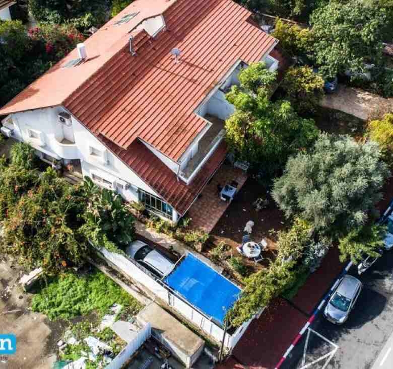 דו משפחתי שמור במרכז אבן יהודה. מגרש 450 מ"ר, בנוי 220 מ"ר, 6 חדרים, מקלט, מטבח משופץ, שלושה מפלסים וגינות קדמית ואחורית.