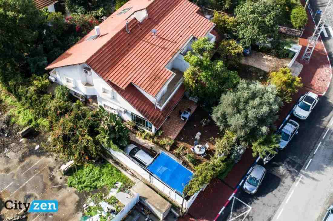 דו משפחתי שמור במרכז אבן יהודה. מגרש 450 מ"ר, בנוי 220 מ"ר, 6 חדרים, מקלט, מטבח משופץ, שלושה מפלסים וגינות קדמית ואחורית.