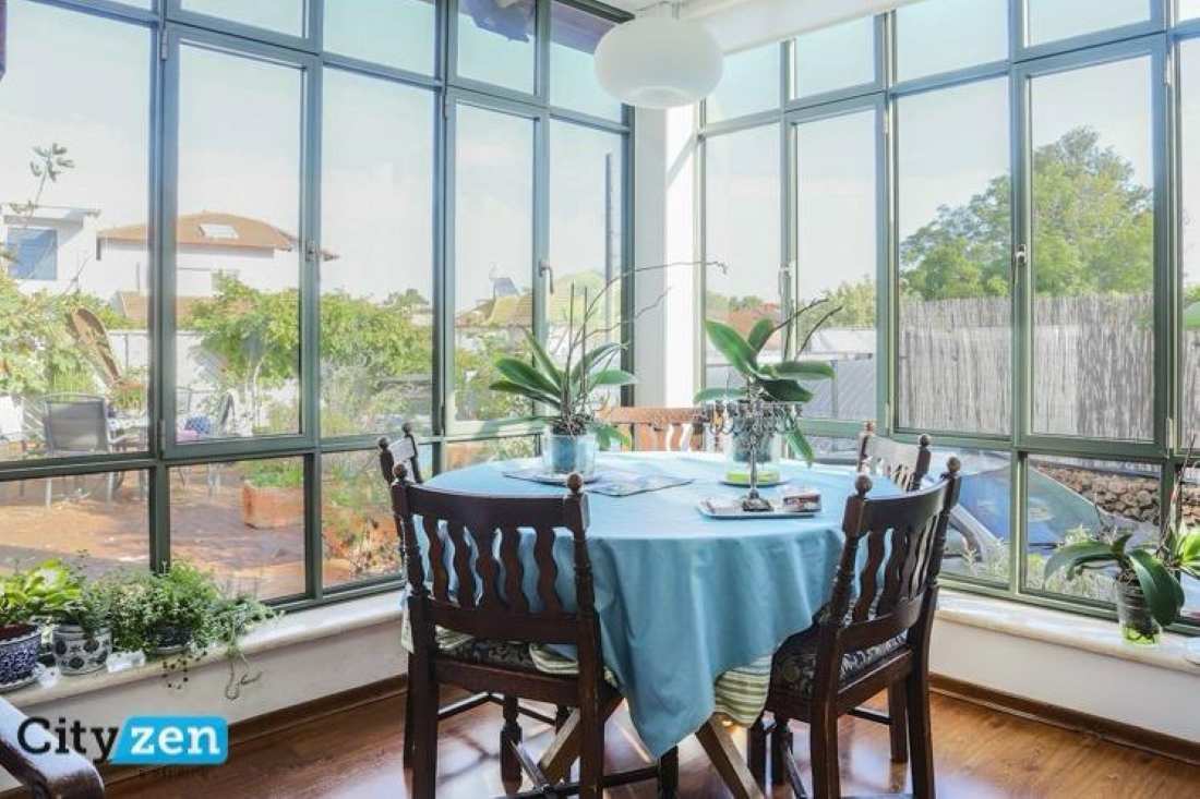 דו משפחתי שמור במרכז אבן יהודה. מגרש 450 מ"ר, בנוי 220 מ"ר, 6 חדרים, מקלט, מטבח משופץ, שלושה מפלסים וגינות קדמית ואחורית.