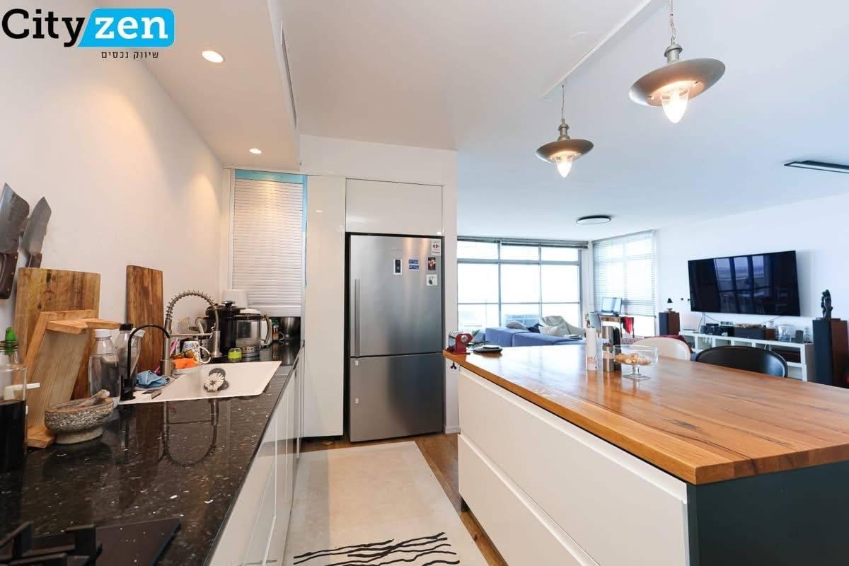 למכירה מיני פנטהאוז בקומה 29 בפרויקט SKY בעיר ימים. 130 מ"ר, מרפסת 45 מ"ר עם סוכה, חלל אירוח גדול, שתי חניות מקורות, מחסן, ושירותי דיירים מלאים.