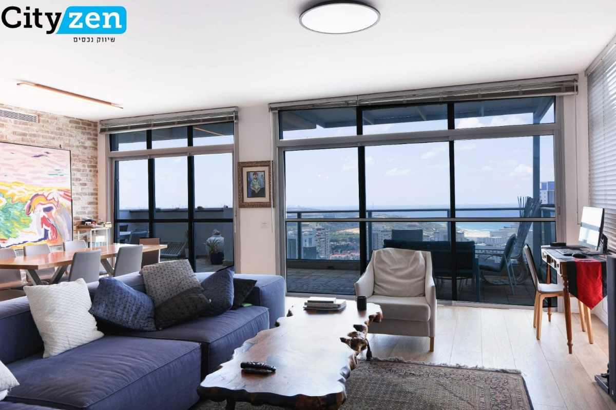 למכירה מיני פנטהאוז בקומה 29 בפרויקט SKY בעיר ימים. 130 מ"ר, מרפסת 45 מ"ר עם סוכה, חלל אירוח גדול, שתי חניות מקורות, מחסן, ושירותי דיירים מלאים.