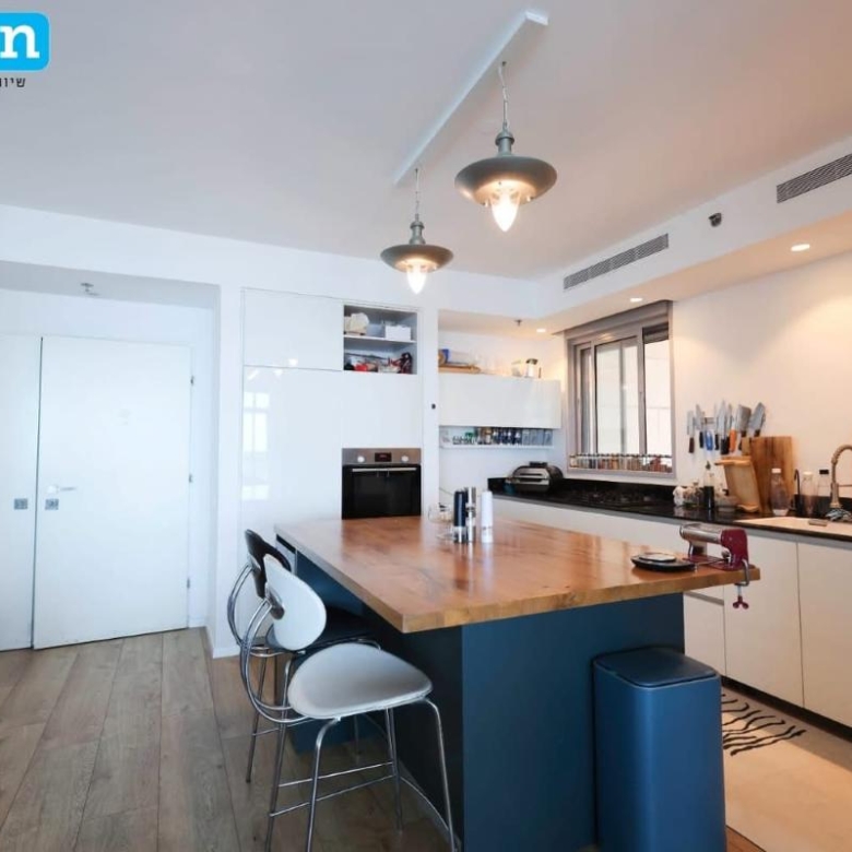 למכירה מיני פנטהאוז בקומה 29 בפרויקט SKY בעיר ימים. 130 מ"ר, מרפסת 45 מ"ר עם סוכה, חלל אירוח גדול, שתי חניות מקורות, מחסן, ושירותי דיירים מלאים.