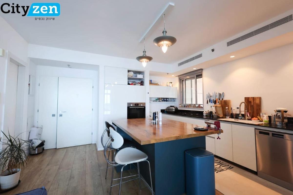 למכירה מיני פנטהאוז בקומה 29 בפרויקט SKY בעיר ימים. 130 מ"ר, מרפסת 45 מ"ר עם סוכה, חלל אירוח גדול, שתי חניות מקורות, מחסן, ושירותי דיירים מלאים.