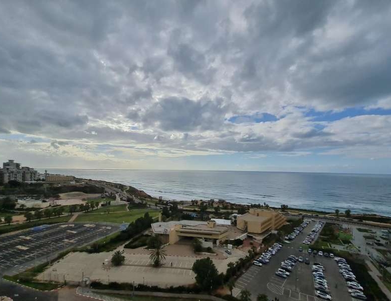 למכירה דירת 3 חדרים ענקית במגדל לגון ברחוב יוסף לפיד, שכונת נוף הטיילת נתניה. 120 מ"ר, מרפסת 17 מ"ר, קומה 12, חדר כושר, חימום גז ומחסן צמוד. מחיר: 4,450,000 ₪.