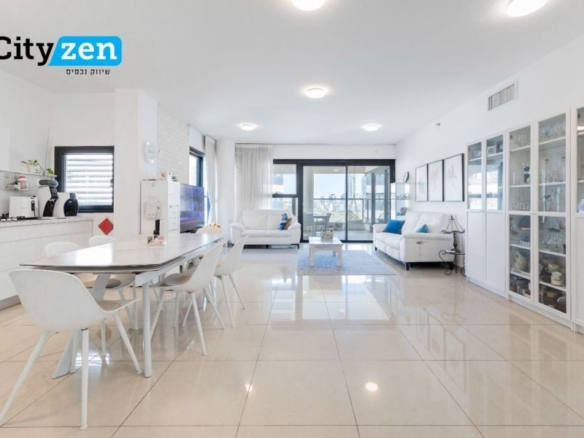 למכירה דירת 5 חדרים בעוזי חיטמן 9 עיר ימים נתניה. 144 מ"ר + מרפסת 12 מ"ר עם אופציה להרחבה. חללים גדולים, נוף פתוח, שומר 24/7, בריכה וחדר כושר. מחיר: 4,890,000 ₪.