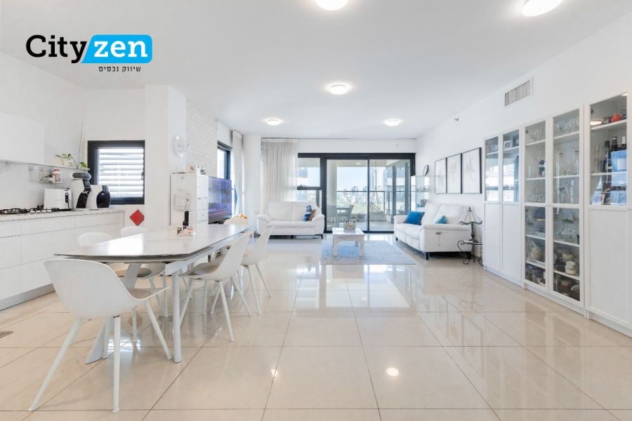 למכירה דירת 5 חדרים בעוזי חיטמן 9 עיר ימים נתניה. 144 מ"ר + מרפסת 12 מ"ר עם אופציה להרחבה. חללים גדולים, נוף פתוח, שומר 24/7, בריכה וחדר כושר. מחיר: 4,890,000 ₪.