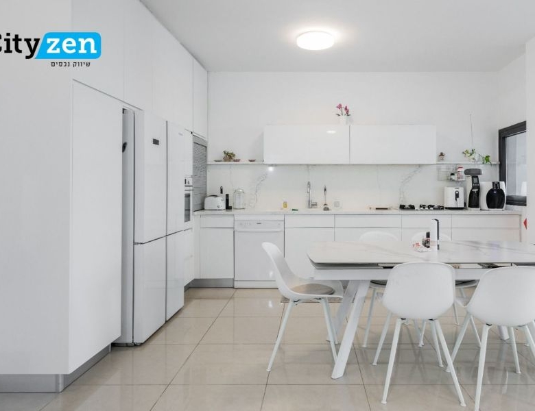 למכירה דירת 5 חדרים בעוזי חיטמן 9 עיר ימים נתניה. 144 מ"ר + מרפסת 12 מ"ר עם אופציה להרחבה. חללים גדולים, נוף פתוח, שומר 24/7, בריכה וחדר כושר. מחיר: 4,890,000 ₪.