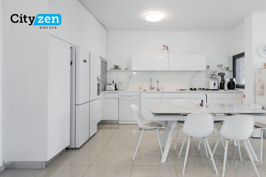 למכירה דירת 5 חדרים בעוזי חיטמן 9 עיר ימים נתניה. 144 מ"ר + מרפסת 12 מ"ר עם אופציה להרחבה. חללים גדולים, נוף פתוח, שומר 24/7, בריכה וחדר כושר. מחיר: 4,890,000 ₪.